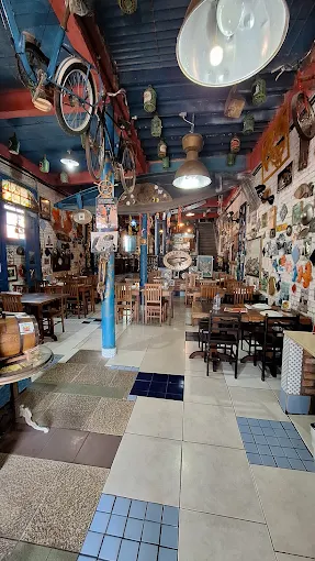 Interior rústico do restaurante Três Pescadores com decoração náutica